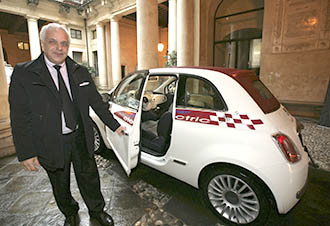 L'assessore Claudio Cicero all'arrivo in Comune a Vicenza con la Fiat 500 elettrica