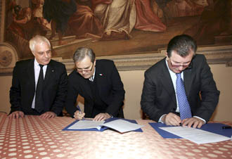 Da destra, Giuseppe Sbalchiero e Achille Variati firmano il memorandum, presente Claudio Cicero