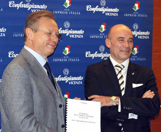 Il presidente di Confartigianato Vicenza, Agostino Bonomo, e il direttore, Pietro De Lotto, con il documento