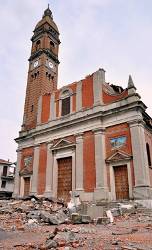 Lo stato della Chiesa di San Paolo a Mirabello, nel Ferrarese, nella foto di Mario Fornasari