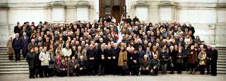 Il gruppone dei pensionati sulla scalinata della Basilica di Monte Berico