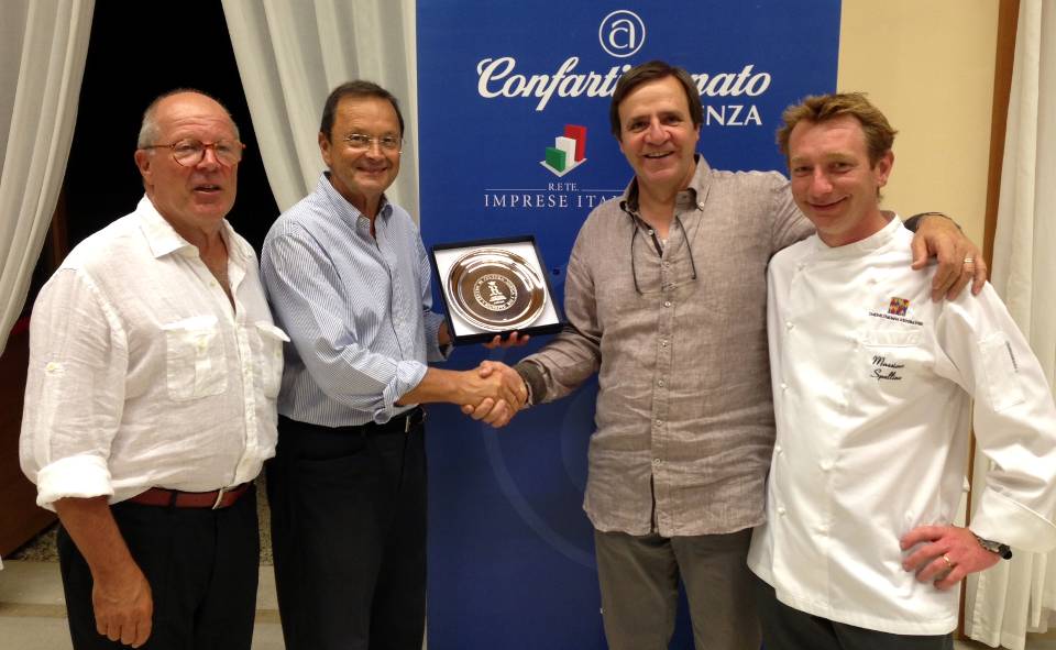 Il prof. Ronco consegna una targa di riconoscimento al ristoratore Amanzio Mosele del ristorante Alla Vecchia Stazione di Canove di Roana Il prof. Ronco consegna una targa di riconoscimento al ristoratore Amanzio Mosele del ristorante Alla Vecchia Stazione di Canove di Roana