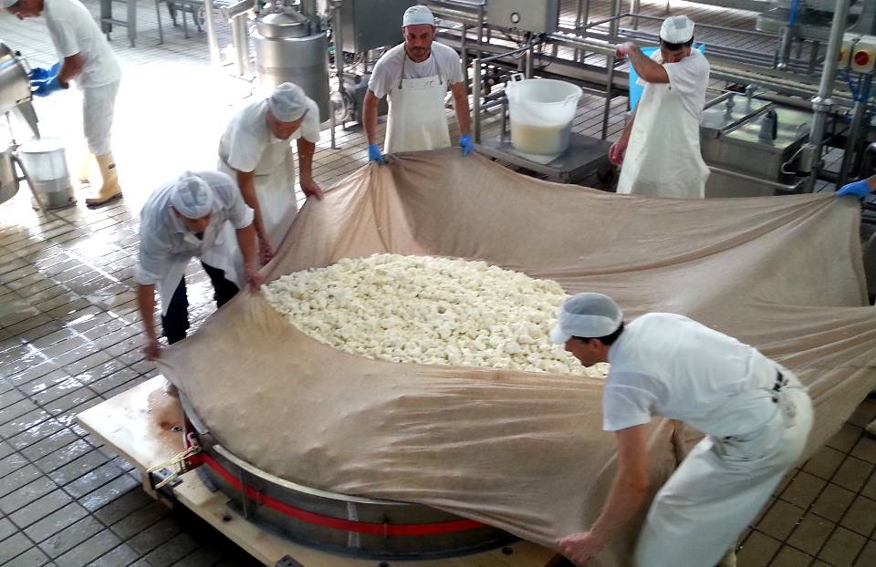 Un momento della lavorazione Un momento della lavorazione