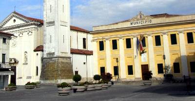 Camisano, piazza Umberto I. Foto Lingtft at it.wikipedia