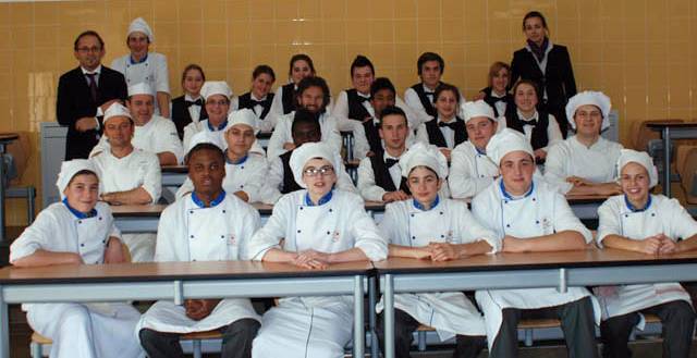 Lo chef Carlo Cracco tra gli studenti in occasione della presentazione del premio a Vicenza lo scorso anno Lo chef Carlo Cracco tra gli studenti in occasione della presentazione del premio a Vicenza lo scorso anno