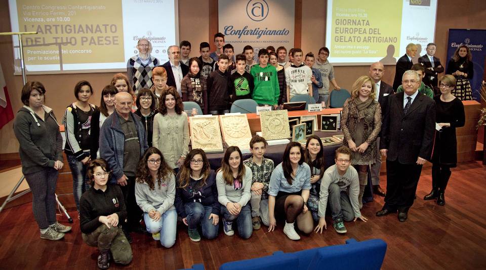 Gli studenti di Grancona vincitori del concorso «Artigianato del tuo paese» con le autorità e i rappresentanti di Confartigianato Vicenza