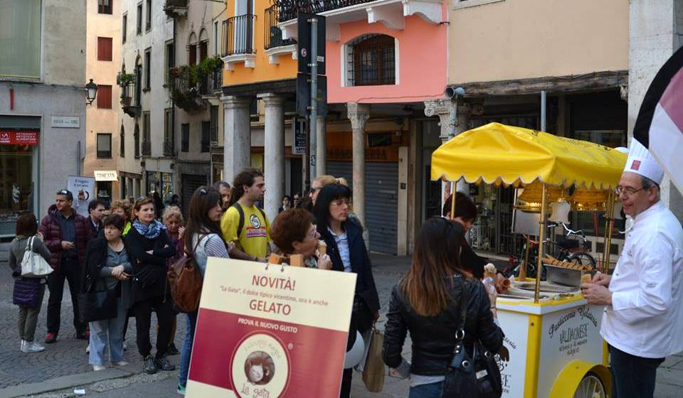 La lunga coda in attesa del cono gelato La Gata La lunga coda in attesa del cono gelato La Gata