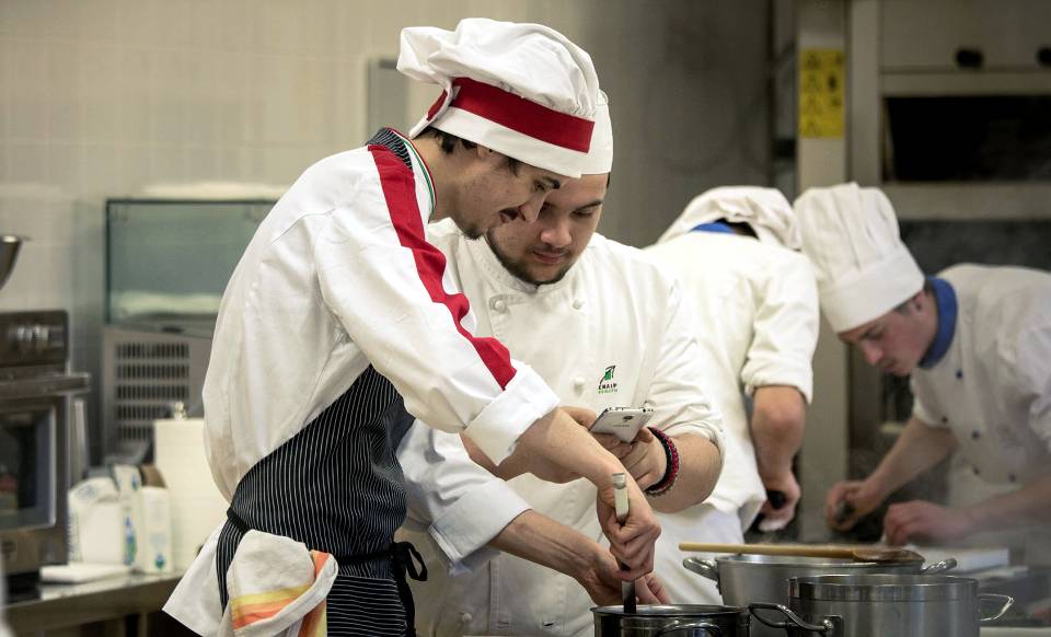 Alcuni dei giovani chef al lavoro Alcuni dei giovani chef al lavoro