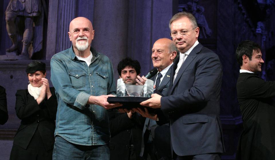 Il regista dela compagnia Claudio Pesaresi premiato dal presidente Confartigianato Vicenza Agostino Bonomo