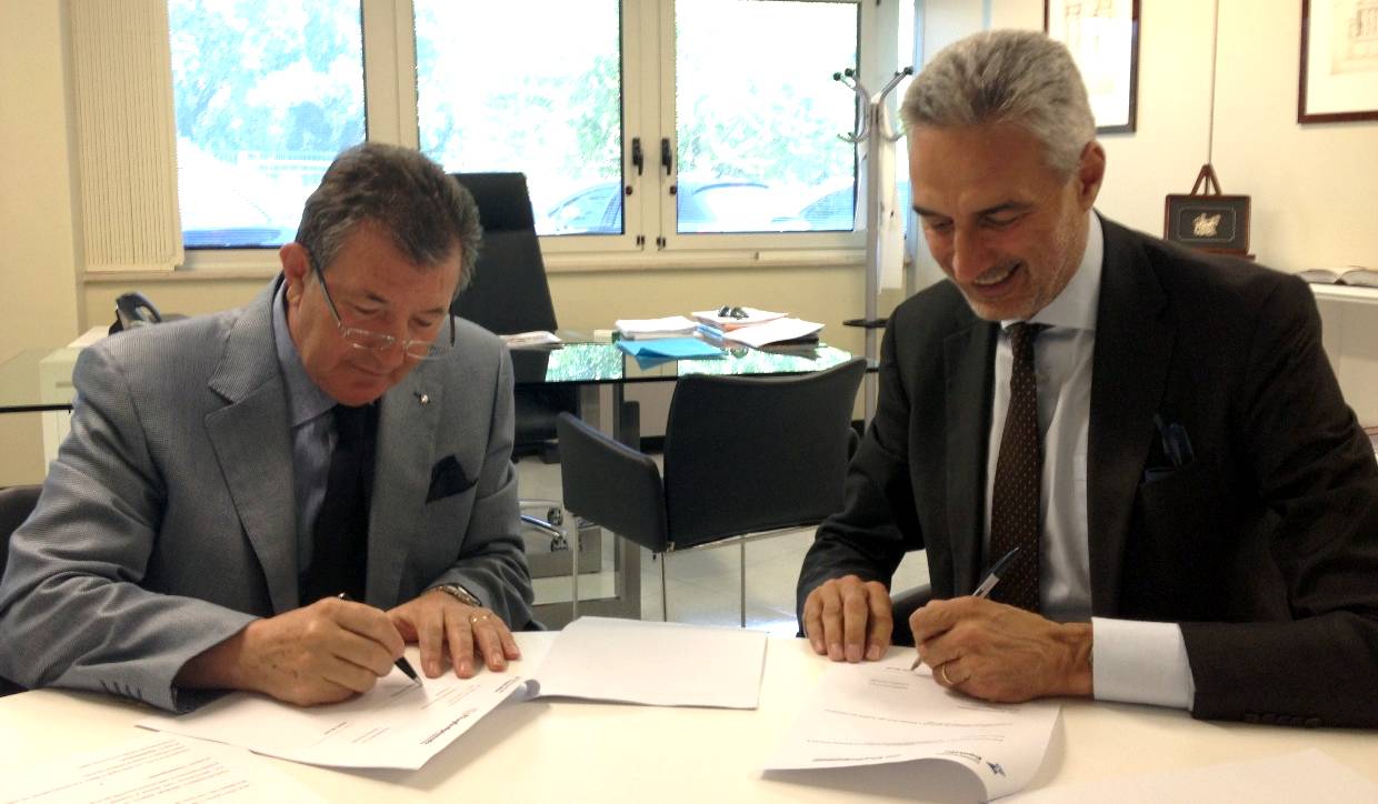 Giuseppe Sbalchiero e Adelfio Moretti alla firma dell'accordo
