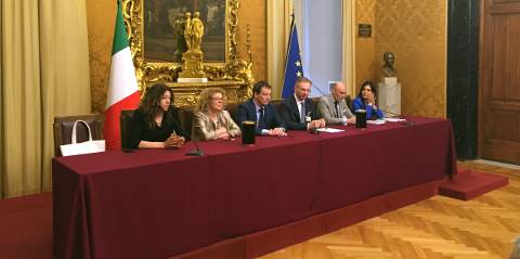 Agostino Bonomo (quarto da sinistra) e Pietro Francesco De Lotto (quinto da sinistra), rispettivamente presidente e direttore generale di Confartigianato Vicenza, con alcuni dei parlamentari presenti all’incontro