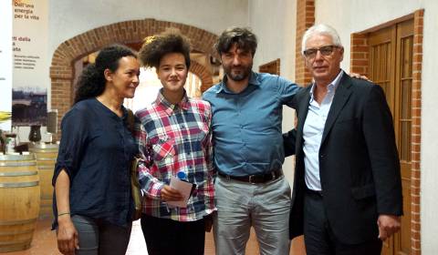 La vincitrice Ester Cavalli (seconda da sx) coi genitori e Valter Marcon (Confartigianato)