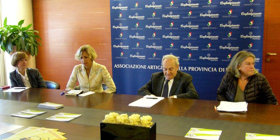 Arianna Ferrari (Associazione Rindola), Isabella Sala (assessore comunale alle Comunità e alle Famiglie), Lino Bon e Giuliana Crestani (Anap)