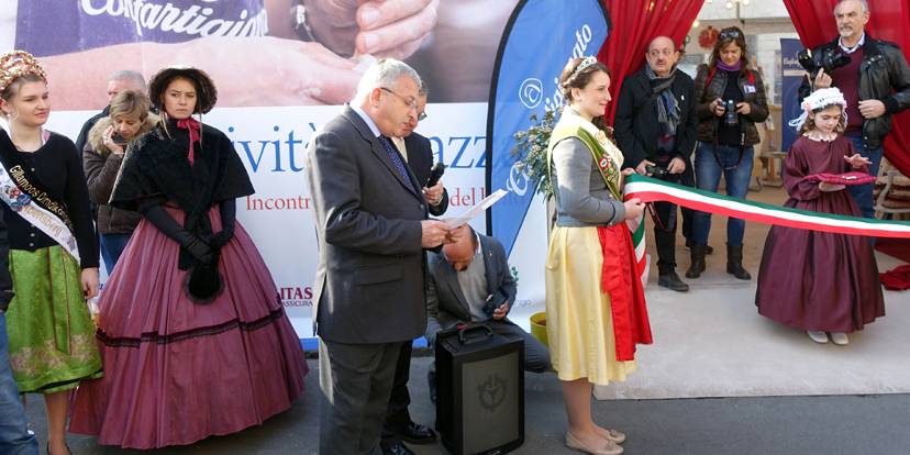 Luigino Bari (al centro) all'inaugurazione