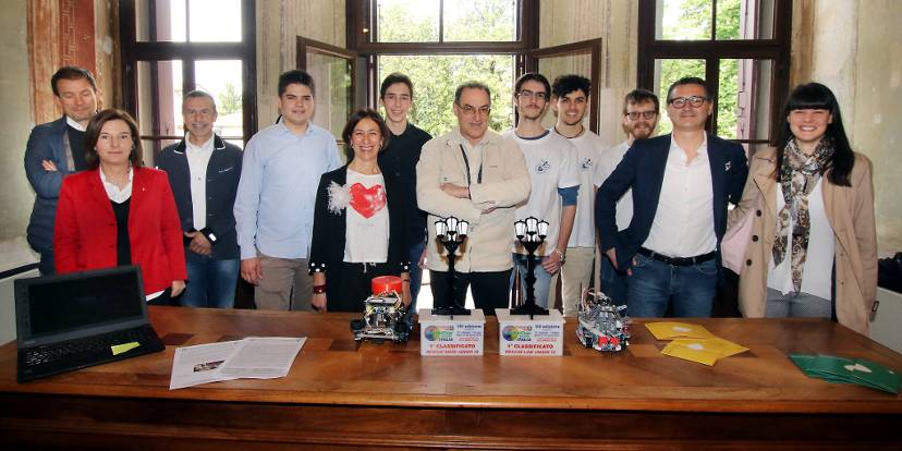 Gli studenti premiati con i rappresentanti di categoria e sindaci - Foto Stella Breganze