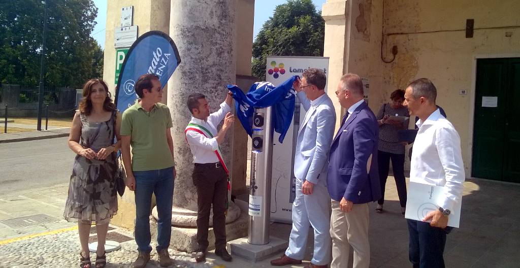 L'inaugurazione, a fine luglio, della colonnina di ricarica a Noventa L'inaugurazione, a fine luglio, della colonnina di ricarica a Noventa