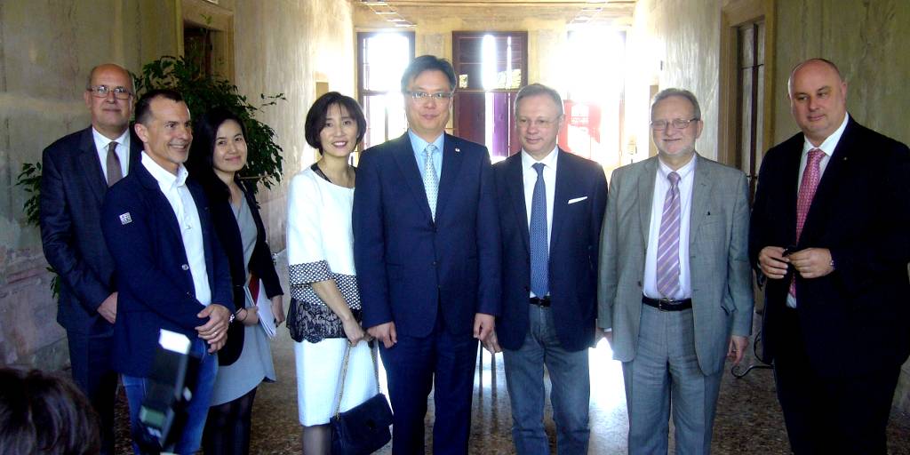 Foto di gruppo al termine della visita a Villa Fabris nell'aprile scorso: il direttore della Fondazione Villa Fabris, Giovanni Giuliari; il presidente del Mandamento thienese, Andrea Piovan; il Console Chang Jae-Bok; il presidente di Confartigianato Vicenza, Agostino Bonomo; il sindaco di Thiene, Giovanni Casarotto; Christian Malinverni, presidente della Fondazione Villa Fabris Foto di gruppo al termine della visita a Villa Fabris nell'aprile scorso: il direttore della Fondazione Villa Fabris, Giovanni Giuliari; il presidente del Mandamento thienese, Andrea Piovan; il Console Chang Jae-Bok; il presidente di Confartigianato Vicenza, Agostino Bonomo; il sindaco di Thiene, Giovanni Casarotto; Christian Malinverni, presidente della Fondazione Villa Fabris