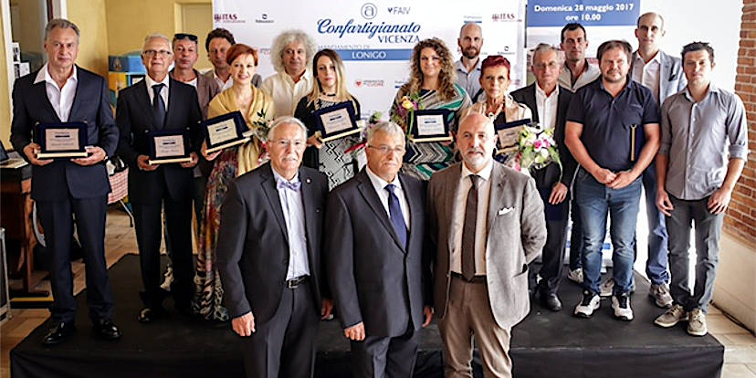 Il gruppo dei premiati: in primo piano Gianpietro Sbalchiero, Luigino Bari e Gianluca Cavion