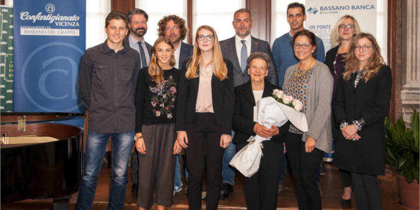 I ragazzi premiati, i sindaci Lago e Martini di Tezze e Rossano, assessore Casagrande di Romano, vicepresidente Centroveneto-Bassano Banca Cortese, la sig.ra Mechilli e il presidente Venzo