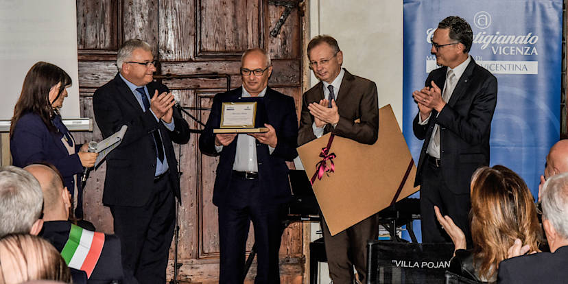 La consegna del premio alla carriera a Mariano Miola La consegna del premio alla carriera a Mariano Miola