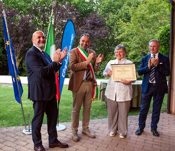 Daniela Carlotto ritira il premio consegnato dal sindaco Giancarlo Acerbi e dai presidenti Confartigianato Cavion (mandamentale) e Bonomo (provinciale)