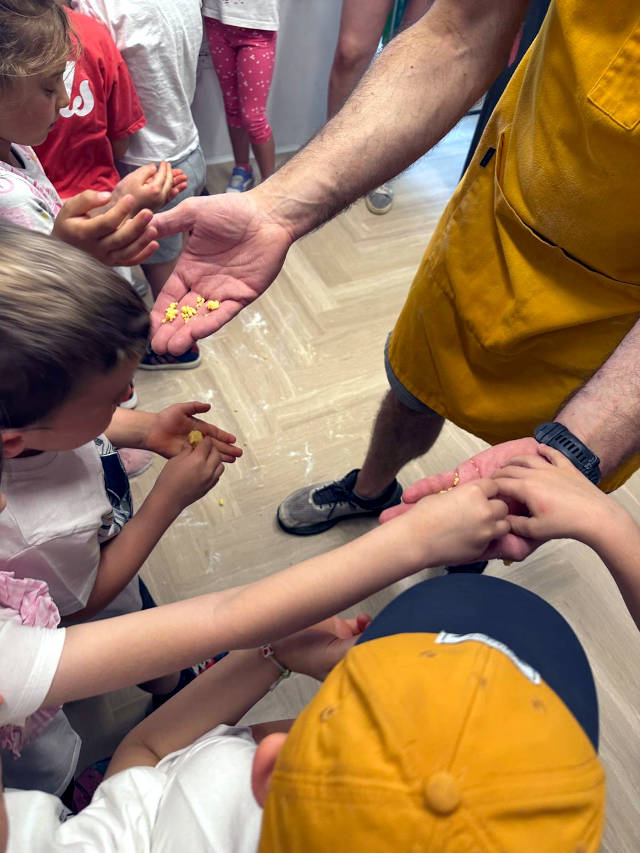 Bambini osservano la preparazione della pasta in laboratorio