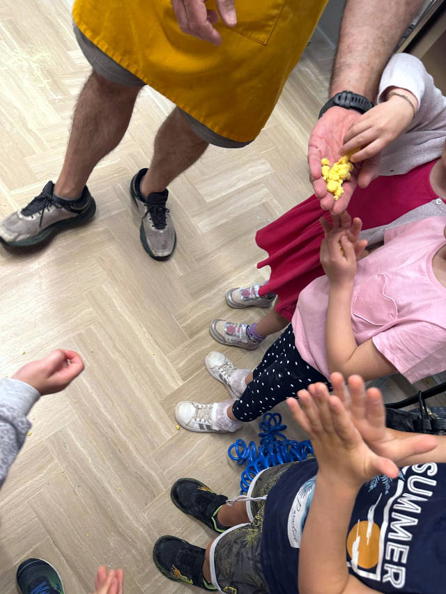 Bambini durante il laboratorio artigiano sulla pasta