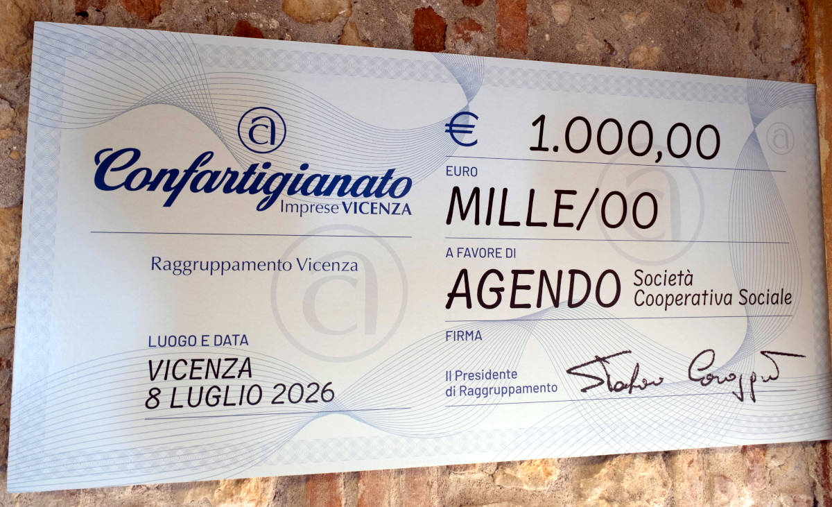 L’assegno da 1.000 euro consegnato da Confartigianato Vicenza alla Cooperativa sociale Agendo