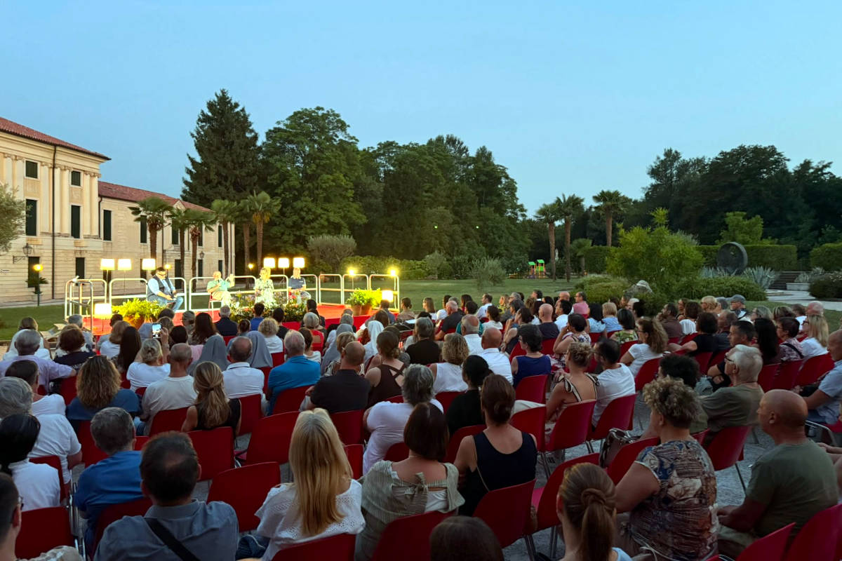 Il pubblico presente all'incontro dedicato a Sammy Basso a Villa San Gaetano