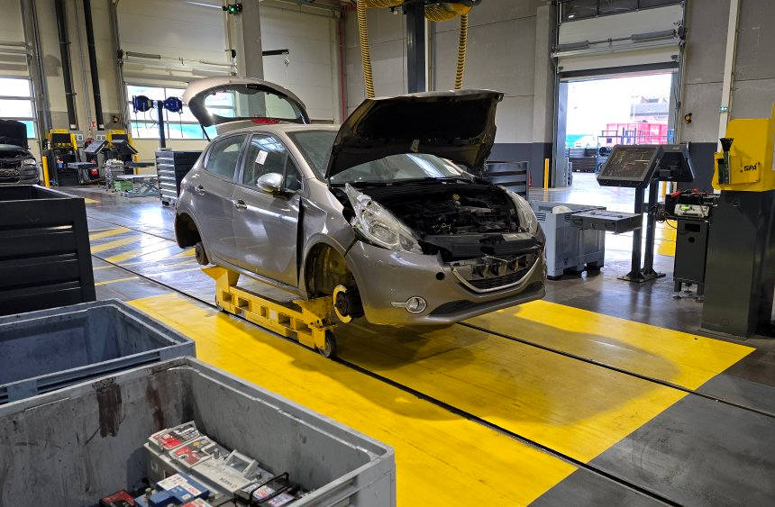 Veicolo in lavorazione in un'officina francese impegnata nel recupero dei componenti