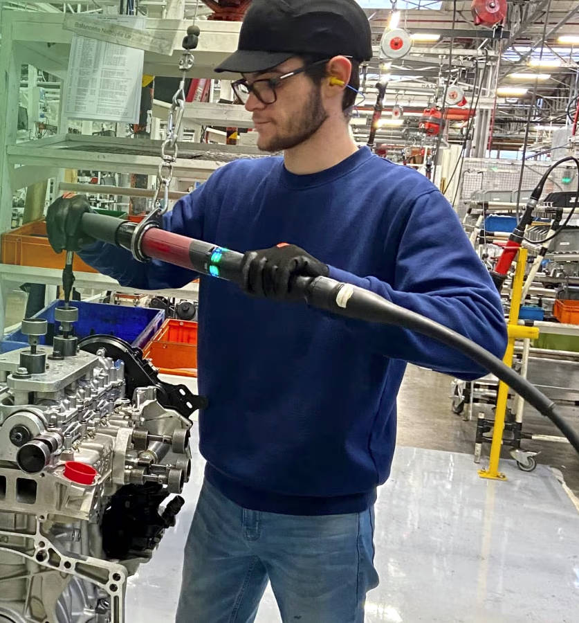 Operatore al lavoro su un componente automobilistico nel Centro SUSTAINera di Mirafiori