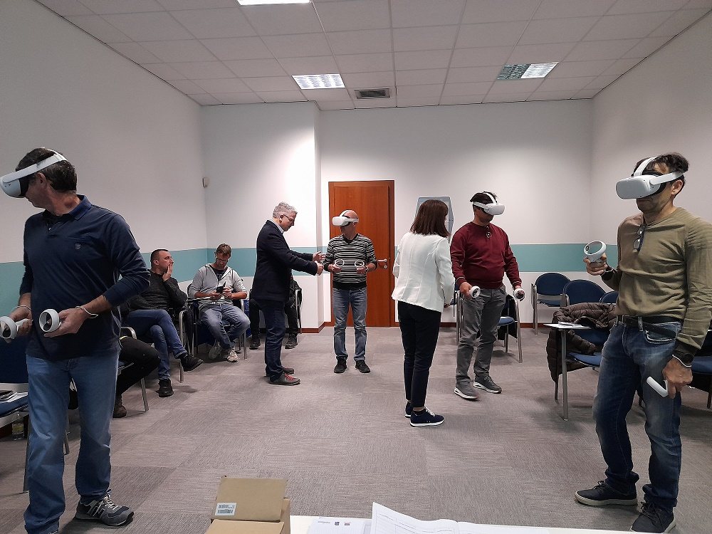 Partecipanti a un’attività formativa con visori di realtà virtuale