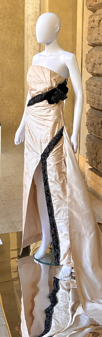 Uno degli abiti esposti alla mostra L’eleganza del saper fare a Palazzo Thiene
