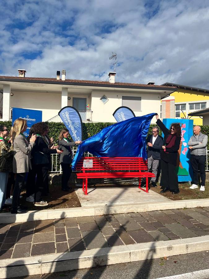 Scoprimento della panchina rossa durante la cerimonia a Nogarole Vicentino