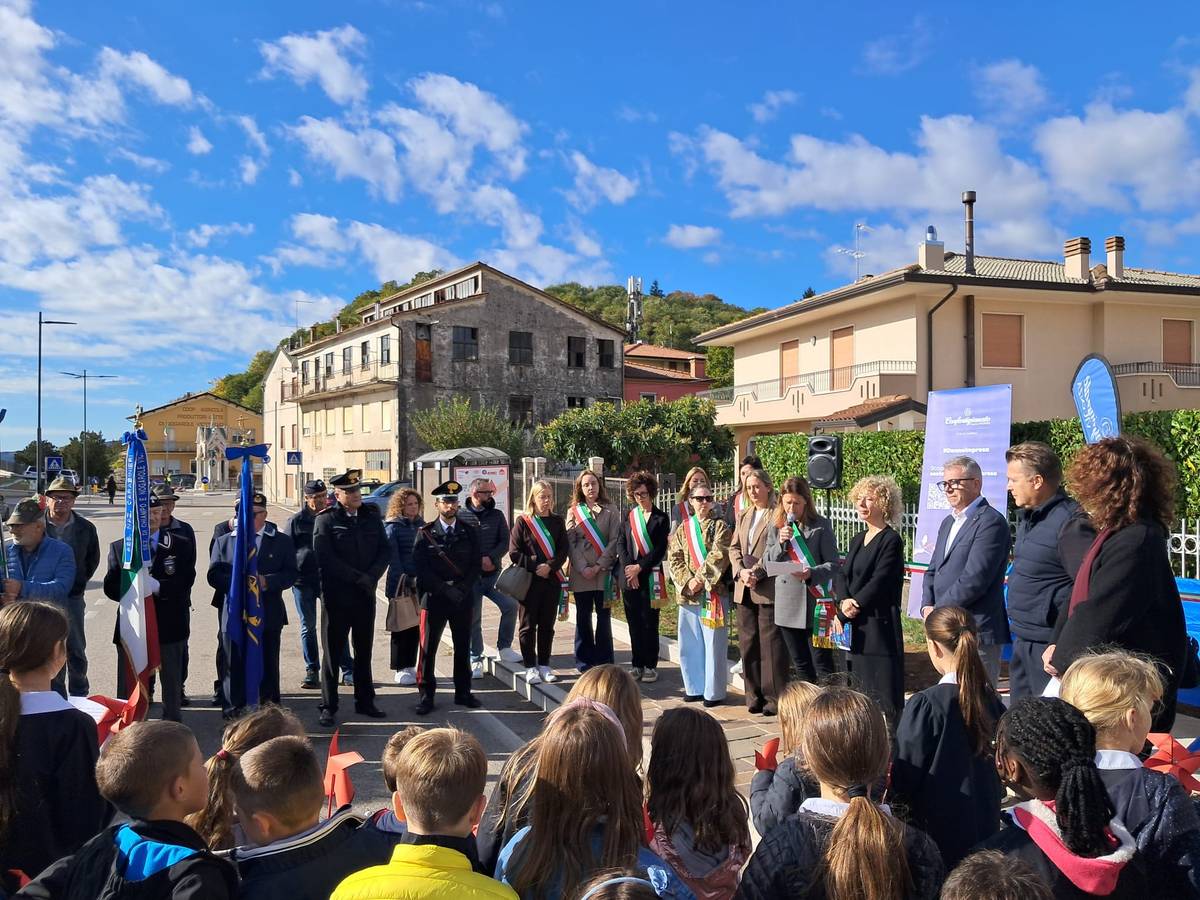 Intervento davanti agli alunni e alla comunità durante l'inaugurazione