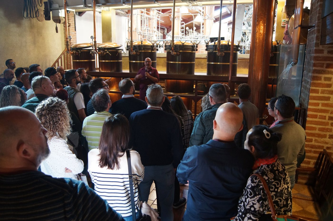 Visitatori durante una spiegazione all'interno di una distilleria vicentina