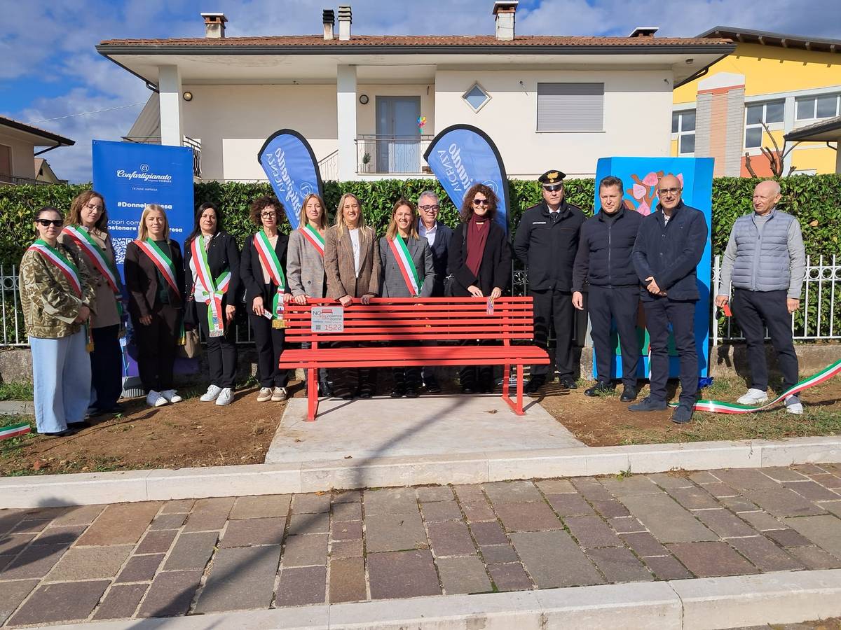 Foto di gruppo con la panchina rossa inaugurata a Nogarole
